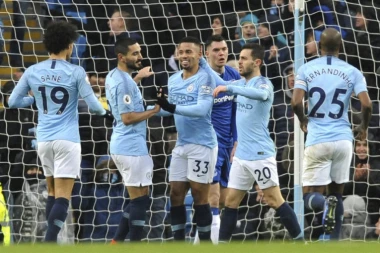 (FOTO) Premijer liga - Da ne bude bez fudbala tokom praznika: Već prvog se lopta kotrlja; Trećeg veliki derbi