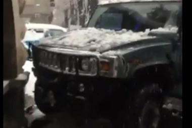 Evo ko je vozač hamera koji je udarao vozila u centru Beograda, otkinuo semafor i zabio se u trafiku
