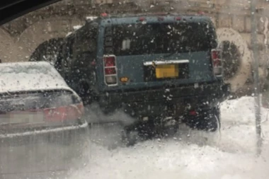 Raspisana poternica za Šotrom: Hamerom lupao automobile po Terazijskom tunelu, pa srušio semafor i kiosk!