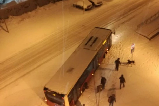 SOBRAĆAJNA NEZGODA U BEOGRADU: Autobus SLETEO sa PUTA!