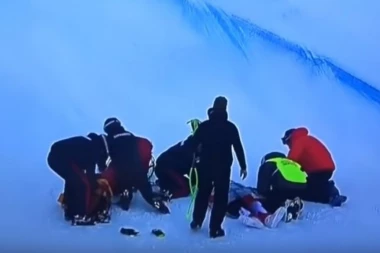 Devojčica pala sa sanki, lekari joj se bore za život!