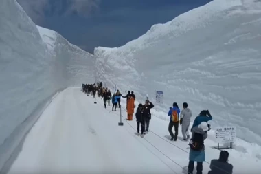 KAKAV SPEKTAKULARAN PRIZOR! Da li biste vi prošetali među snežnim zidovima visokim i do 20 metara?