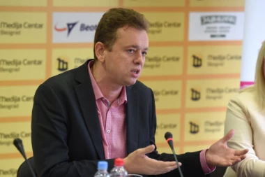 Skandal na protestu! Miletić: Učesnici protesta gađali grudvama Prajd info centar