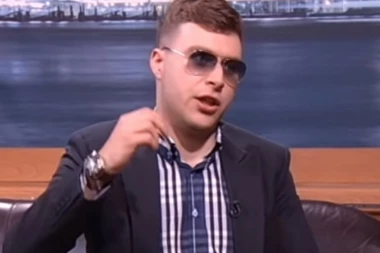 (VIDEO) Smradu jedan! Pogledajte kako su protestanti na čelu sa Trifunovićem napadali i pljuvali u lice novinara emisije "Kontravizija"