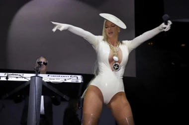 (VIDEO) Pogledajte Karleušin prvi nastup posle porno skandala