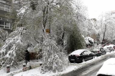 LANČANI SUDAR u centru Beograda: Na Trgu Nikole Pašića tri automobila napravila haos!
