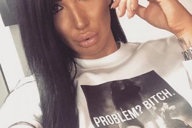 (VIDEO) SIPALA BENZIN BEZ GAĆA: Tijana Ajfon uhvaćena na pumpi bez donjeg veša!