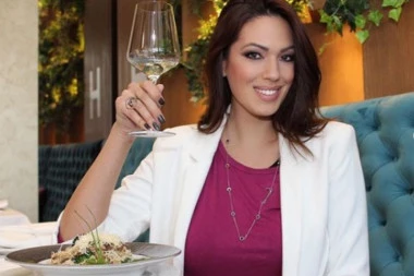 (FOTO) Nini bogati dečko iz Amerike kupio silikone?