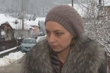 (VIDEO) Na nju su nasrnuli Đilasovi batinaši: Neprestano je provocirali, a potom i zverski udarili vratima u leđa