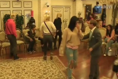 (VIDEO) Pretila da će joj seći ruke: Obezbeđenje razdvajalo učesnice u toku tuče!