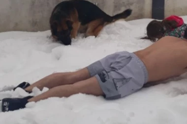 (FOTO) ŠOKOVI! Zoran Marjanović puk'o: Go se valja po snegu i poliva vodom s Ostroga!