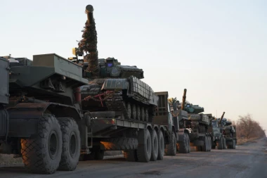 GOMILAJU VOJSKU: Prebačeno 60 ukrajinskih tenkova i borbenih vozila u Donjecki basen