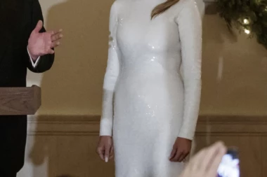 (FOTO) SVI POGLEDI BILI UPRTI U NJU: Prva dama u nikad izazovnijem izdanju!