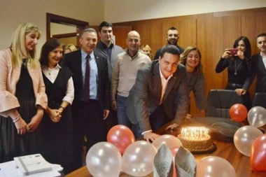 (FOTO) Ovako su kolege iznenadile ministra Ružića za rođendan!