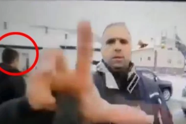 (VIDEO) Baš "kolegijalno": Pogledajte kako novinar N1 televizije "hrabro" okreće glavu dok Jeremićev batinaš pravi haos u Lučanima