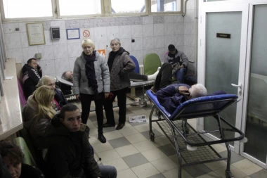 Haos u Urgentnom centru: Lekari pokušali da obuzdaju pijanca, on nasrnuo na njih