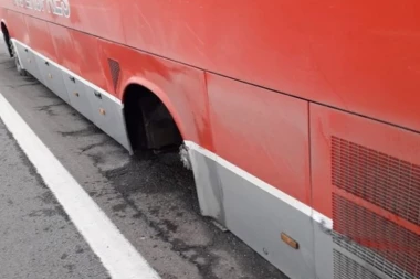 HAOS KOD PROKUPLJA: Autobusu u toku vožnje ispali točkovi, pa se razleteli po magistrali!