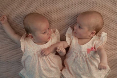 MEDICINSKI FENOMEN U SRBIJI: Jelena rodila bliznakinje u razmaku od čak 22 sata! Helena i Dunja su dokaz da je život ČUDO