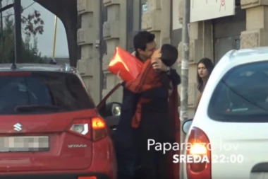 Zaljubljeni Biković: Glumac nasred ulice ščepao devojku i izljubio je!