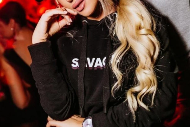 TEODORA ZABRANJENA NA INSTAGRAMU: Pevačica objavila erotske fotografije!