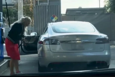 DA LI SMO ZAISTA SPREMNI ZA BUDUĆNOST: Došla Teslom na pumpu da sipa gorivo (VIDEO)