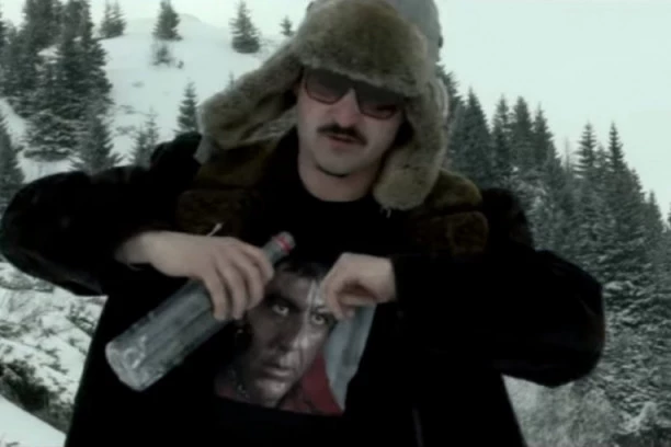 MORA DA JE BILO BOLNO: Poznatog repera sa nastupa u Beogradu odvela HITNA POMOĆ!