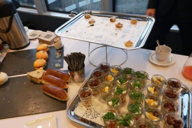 (FOTO) Vučić za svoju slavu u Brisel odneo specijalitet koji je nestao brzinom svetlosti!