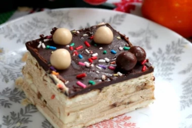 (VIDEO) Prste da poližeš: Uživajte u posnoj karamel torti sa bananama!