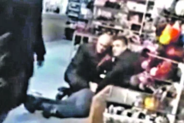 Drama u tržnom centru u Kruševcu: Ukrao sataru, pa njom vitlao po prodavnici!