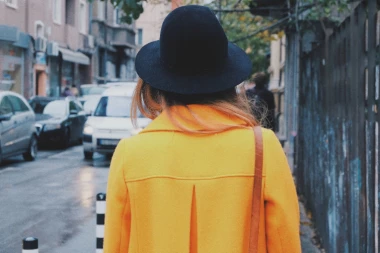 (VIDEO) Evo kako da napravite pet predivnih frizura koje možete nositi ispod kape!