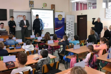 Stefanović u mladenovačkoj osnovnoj školi: Svaki oblik nasilja da naiđe na osudu