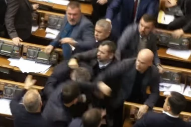 (VIDEO) ŽESTOKA MAKLJAŽA U PARLAMENTU: Zbog Putina sevale pesnice!