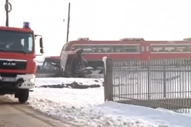 Crni dani na prugama Srbije: Voz udario u traktor!