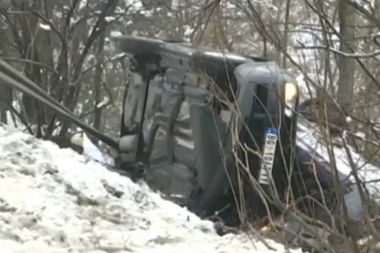 Mladić izgubio kontrolu nad vozilom i sleteo sa puta!