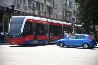 Čukanje na  Bulevaru kralja Aleksandra: Tramvaj i automobil učestovali u nezgodi