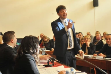 (FOTO) Divljanje Saveza za Srbiju na sednici o budžetu: Đilas i Jeremićev pulen vređaju odbornike!