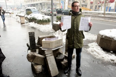 (FOTO) BRUKA BASTAĆA: Toalet papirom na Skupštinu grada!