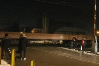 JUČERAŠNJA NESREĆA NIJE BILA DOVOLJNA OPOMENA! Podignuta rampa na prelazu u Nišu, voz samo produžio...