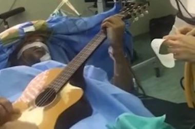 (VIDEO) Snimak da se naježiš! Džezer svirao gitaru dok su mu opersali mozak - čak 6 sati!