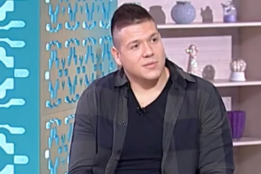 Sloba pevao na Kosovu: Radanović nastupao za naše ljude, oduševio ih je kada je zapevao OVU PESMU!