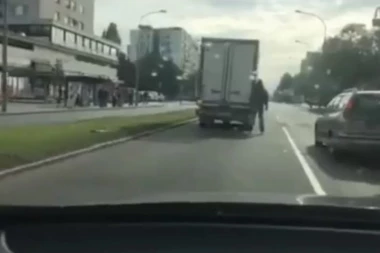 (VIDEO) Horor u Prištini: Kamionu otkazale kočnice, pa razneo 9 automobila