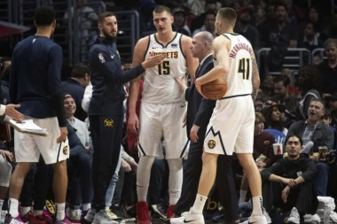 SRPSKOM CENTRU PUKAO FILM: Jokić urlao na sudije, pa popio isključenje!