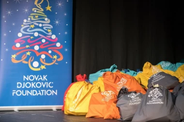 Deda Mraz poranio u Šumadiju zahvaljujući Fondaciji Novak Đoković