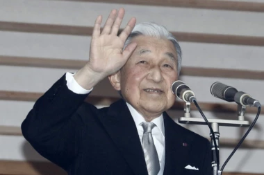 (FOTO) Car Japana slavio rođendan, došlo 82.000 ljudi!