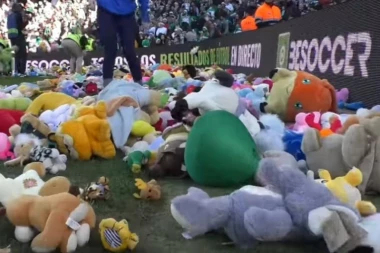 (VIDEO) NEVIĐENO: Igrači su otišli na poluvreme, a onda su navijači zatrpali teren plišanim igračkama!