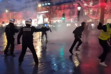 (VIDEO) Smrtonosna pretnja šokirala Francuze: Policajac uperio pištolj ka demonstrantu, snimak obišao svet
