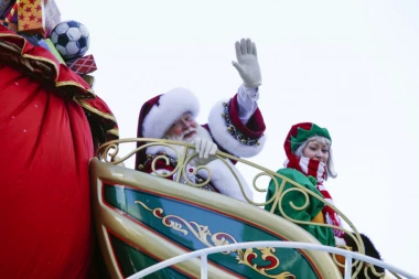 BRAVO ZA DEDA MRAZA!  Policajci prerušeni vilenjaka i najpoznatijeg dedu na svetu uhapsili dilera!