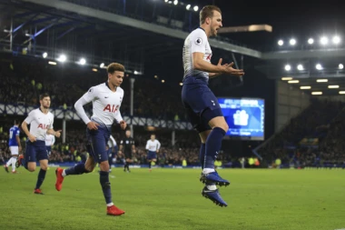 KORNER-ZASTAVICE UKOČILE STADION OD MILIJARDU EVRA