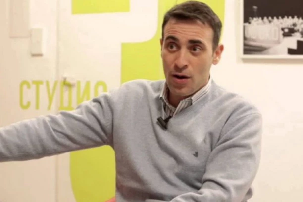 (FOTO) SLAVKO BELESLIN KAO APOLON! Voditelj za čijim glasom ŽENE ŽUDE skinuo se i pokazao izvajano telo!