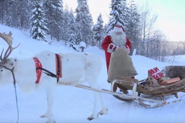 (VIDEO) Pogledajte: Deda Mraz se spakovao i krenuo na put da deli poklone!